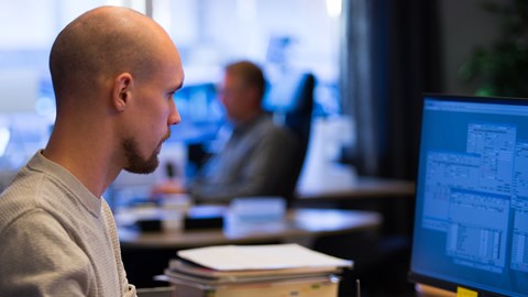 Konstruktör framför datorn