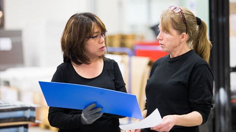 Två medarbetare pratar med varandra